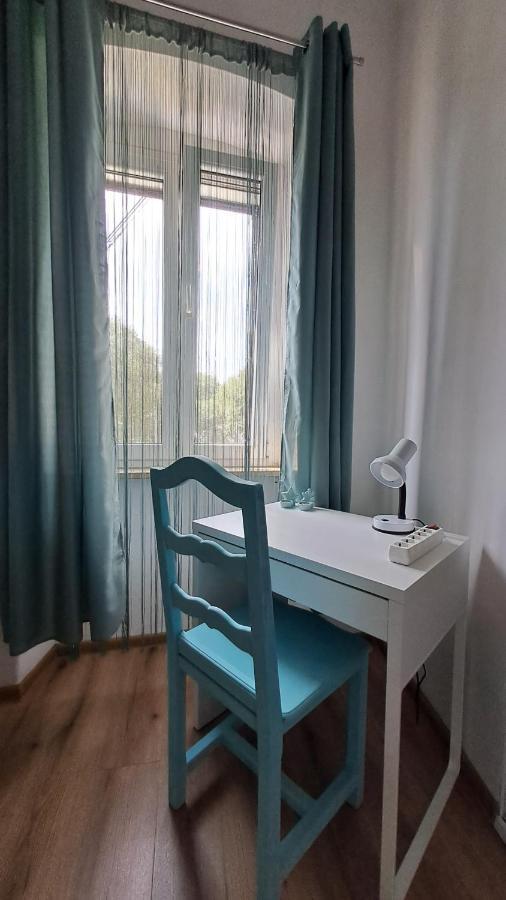 Red Blue With Private Parking And Gray Blue Pula